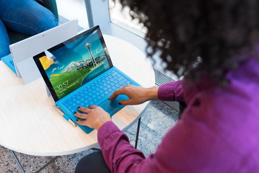 Équipes terrain avec téléphone portable, illustrant le pointage et la coordination sur le terrain.